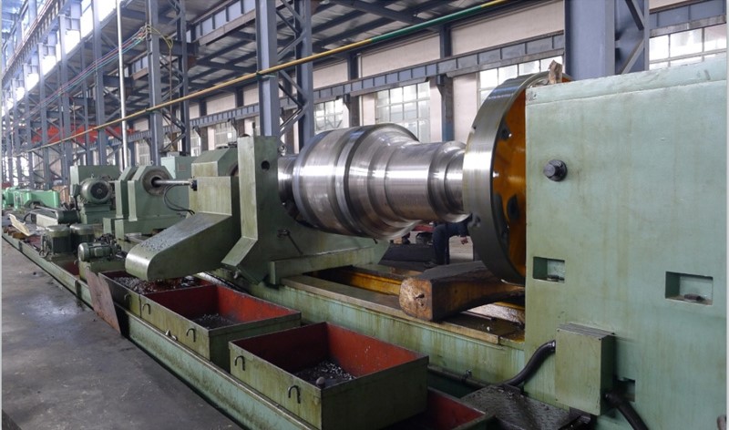 The TSQ2180x6M deep hole drilling machine, showcasing its long guide bed and boring bar setup.