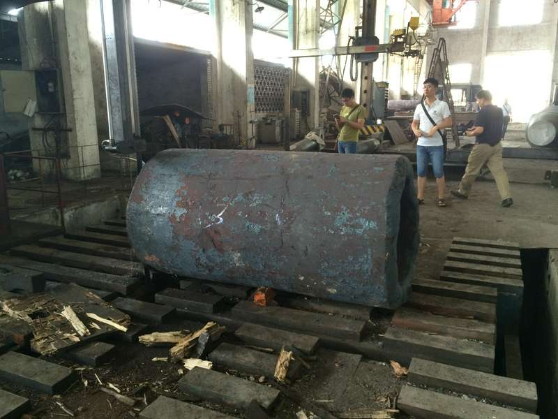 Raw forging of an ultra-high-pressure (UHP) core barrel, a foundational component for isostatic presses.